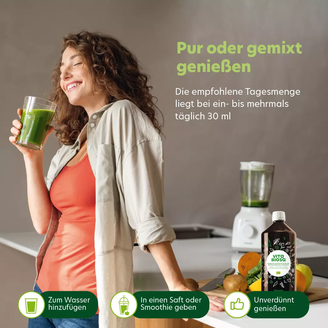 Frau mit Smoothie Vita Biosa Original Kräuter Beeren Apfel Brombeeren